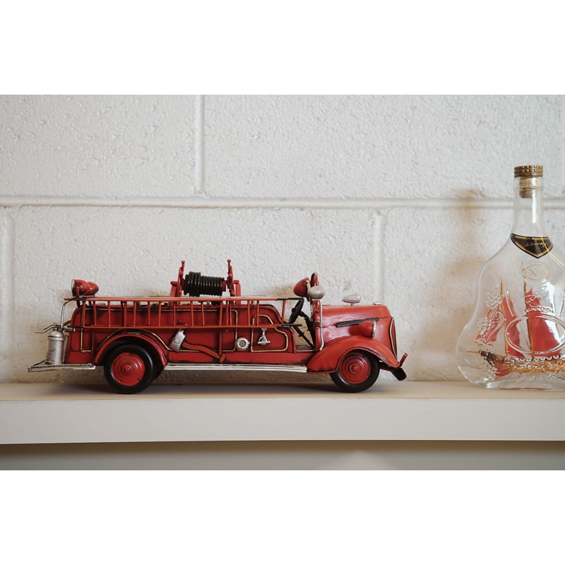 1938 Red Fire Engine Ford 1:40 Scale Model Truck