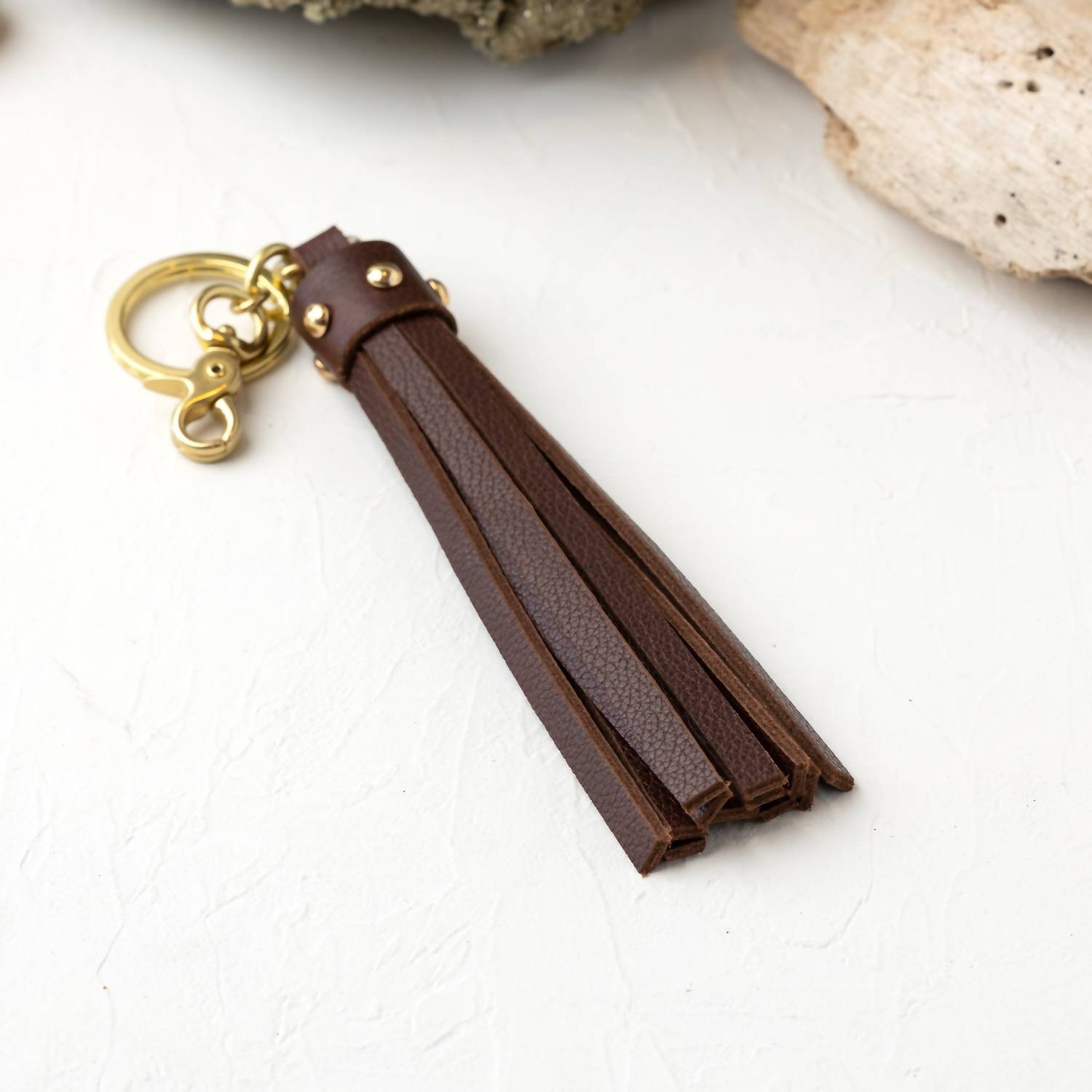 Nat Brass Tassel Key Chain In Chocolate